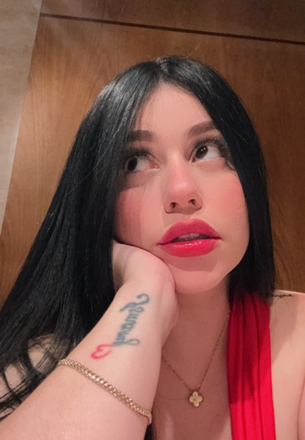 Isabella from Venezuela on camera — women cam chat, one to one
